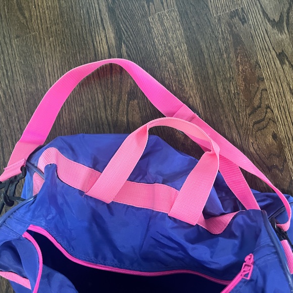 Vintage Nike Duffle Bag in a rich purple/navy with neon pink strap - Picture 5 of 9